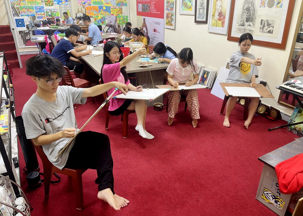Hình ảnh lớp học Mỹ thuật dành cho những người yêu vẽ