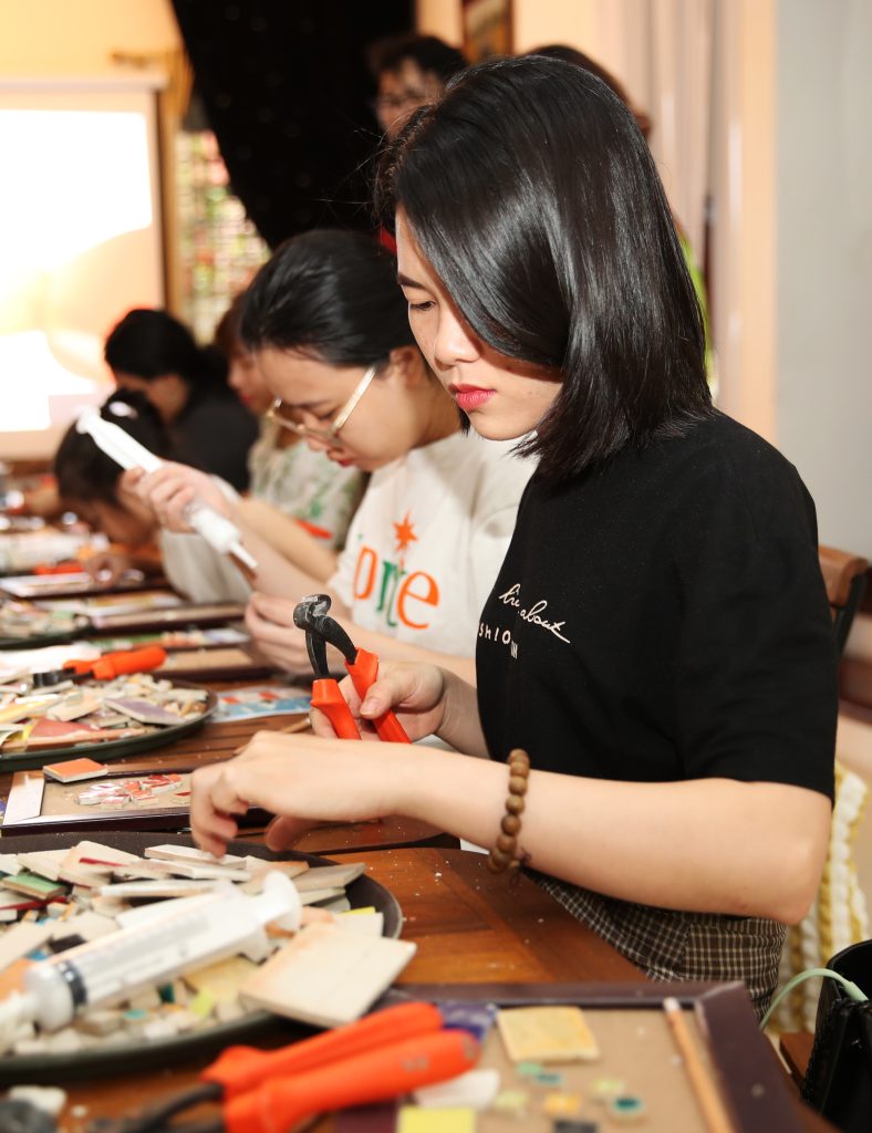 Học viên thích thú khi trải nghiệm workshop GỐM NGHỆ THUẬT tại không gian nghệ thuật của chúng tôi