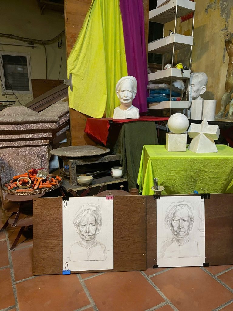 Vẽ đầu tượng; chất liệu chì